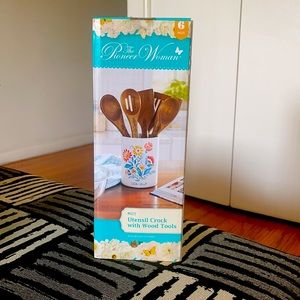The pioneer women 5 wooden tools utensil crock set